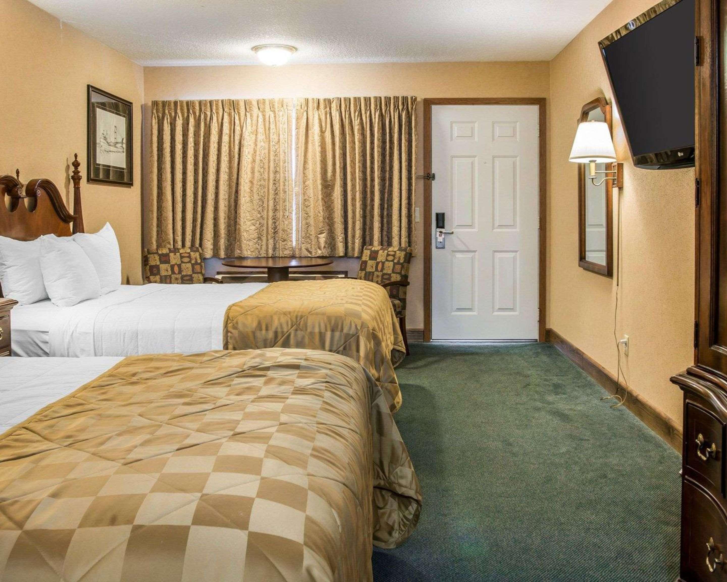 Clarion Hotel Beachfront Mackinaw City Exterior foto
