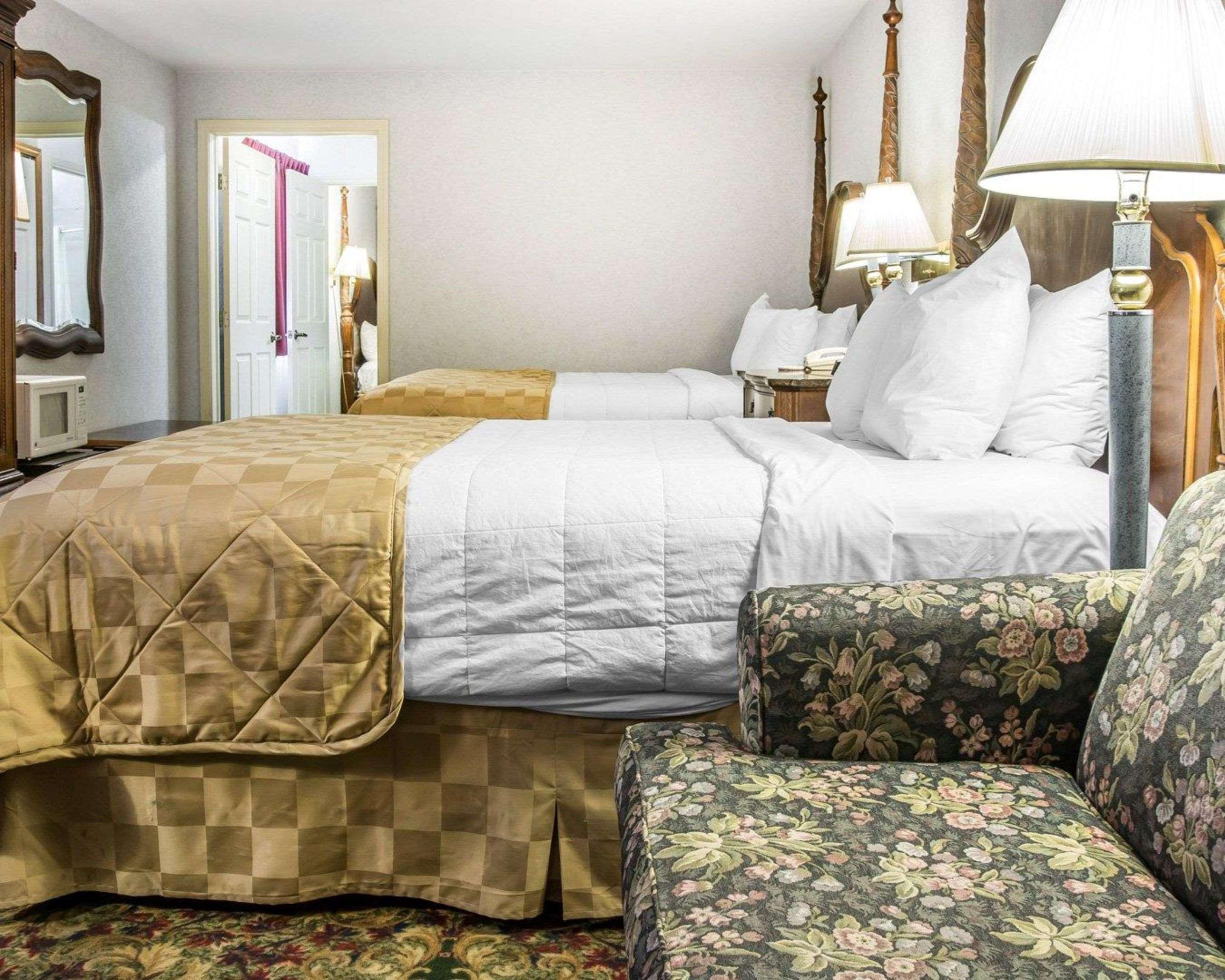 Clarion Hotel Beachfront Mackinaw City Exterior foto