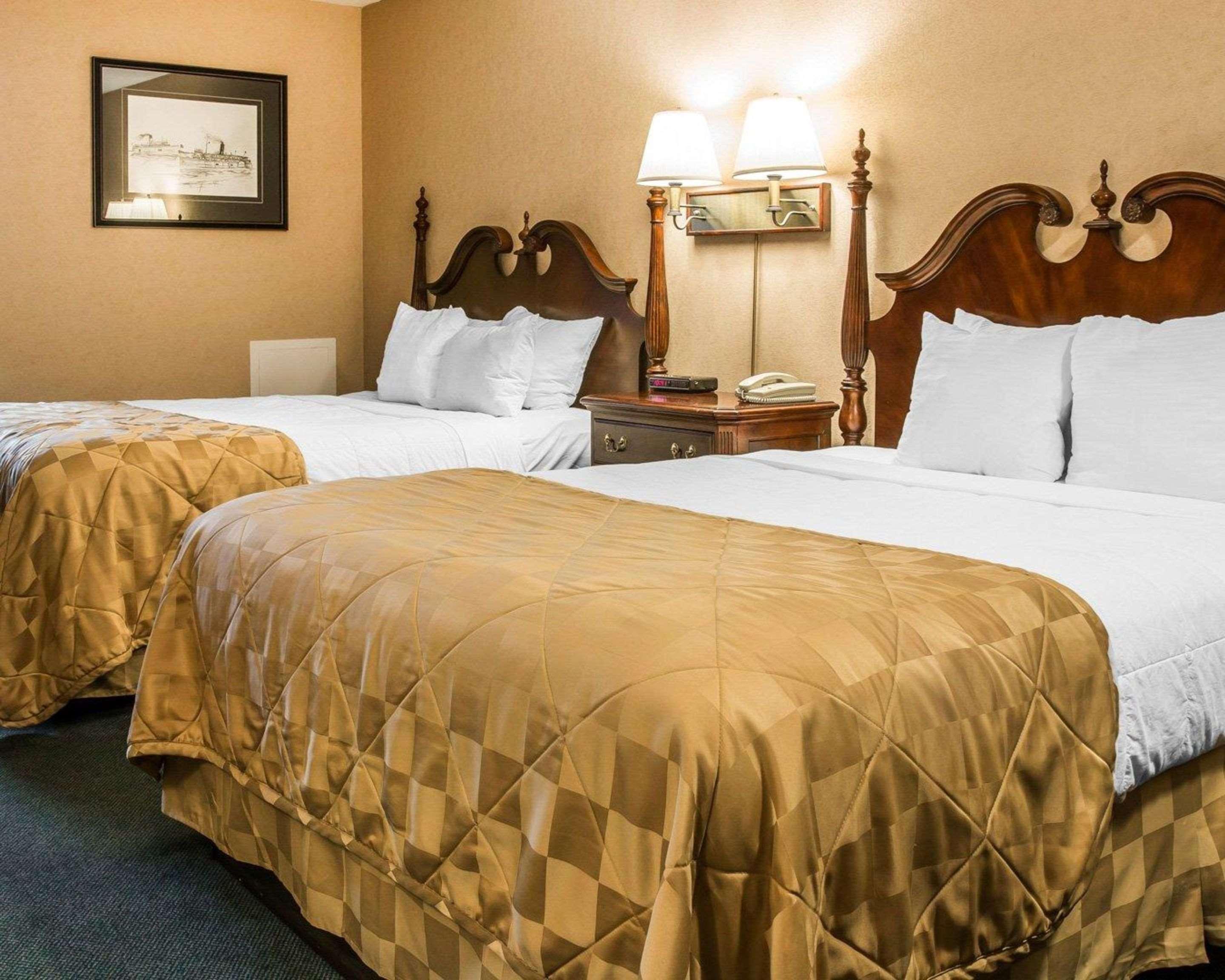 Clarion Hotel Beachfront Mackinaw City Exterior foto
