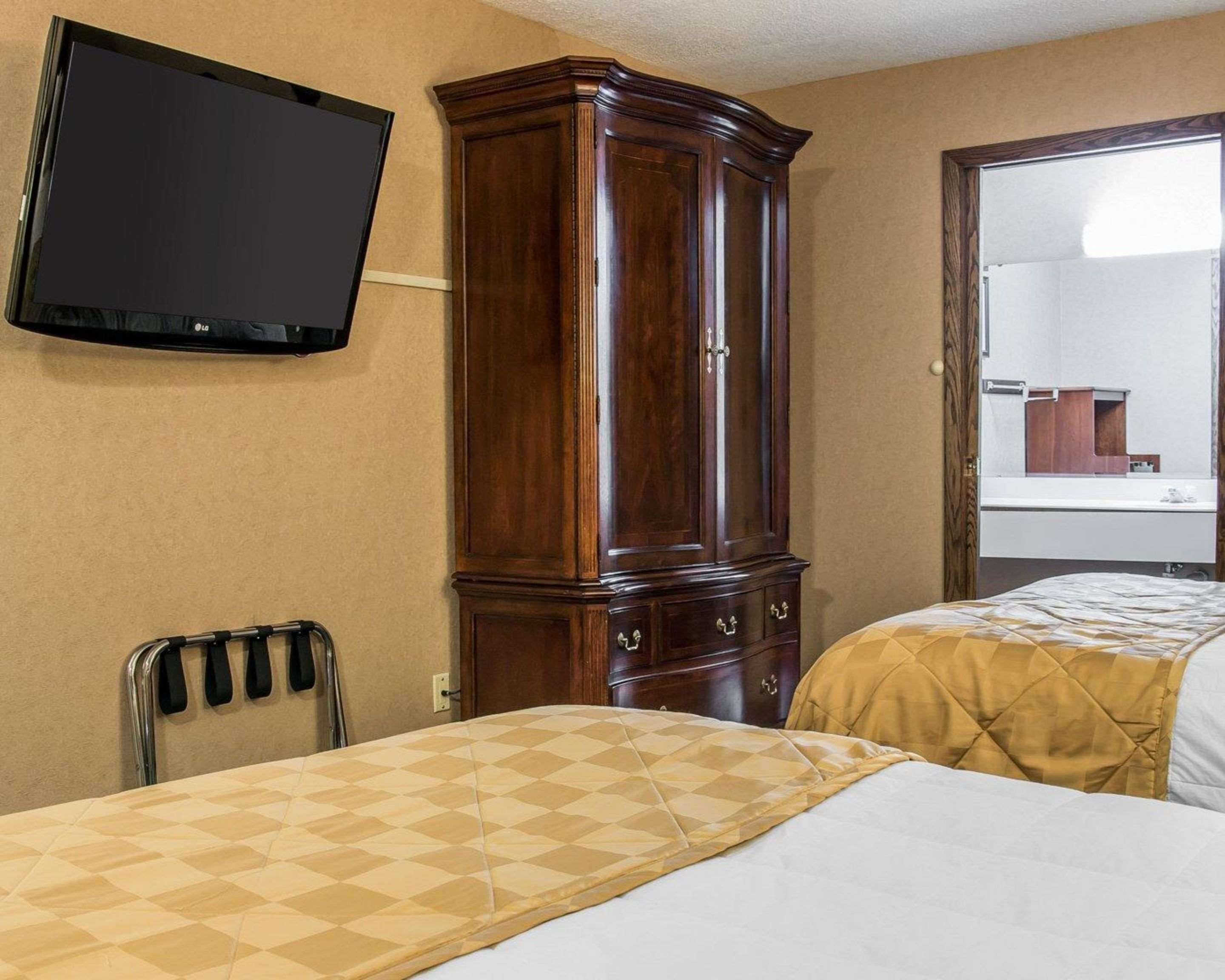 Clarion Hotel Beachfront Mackinaw City Exterior foto
