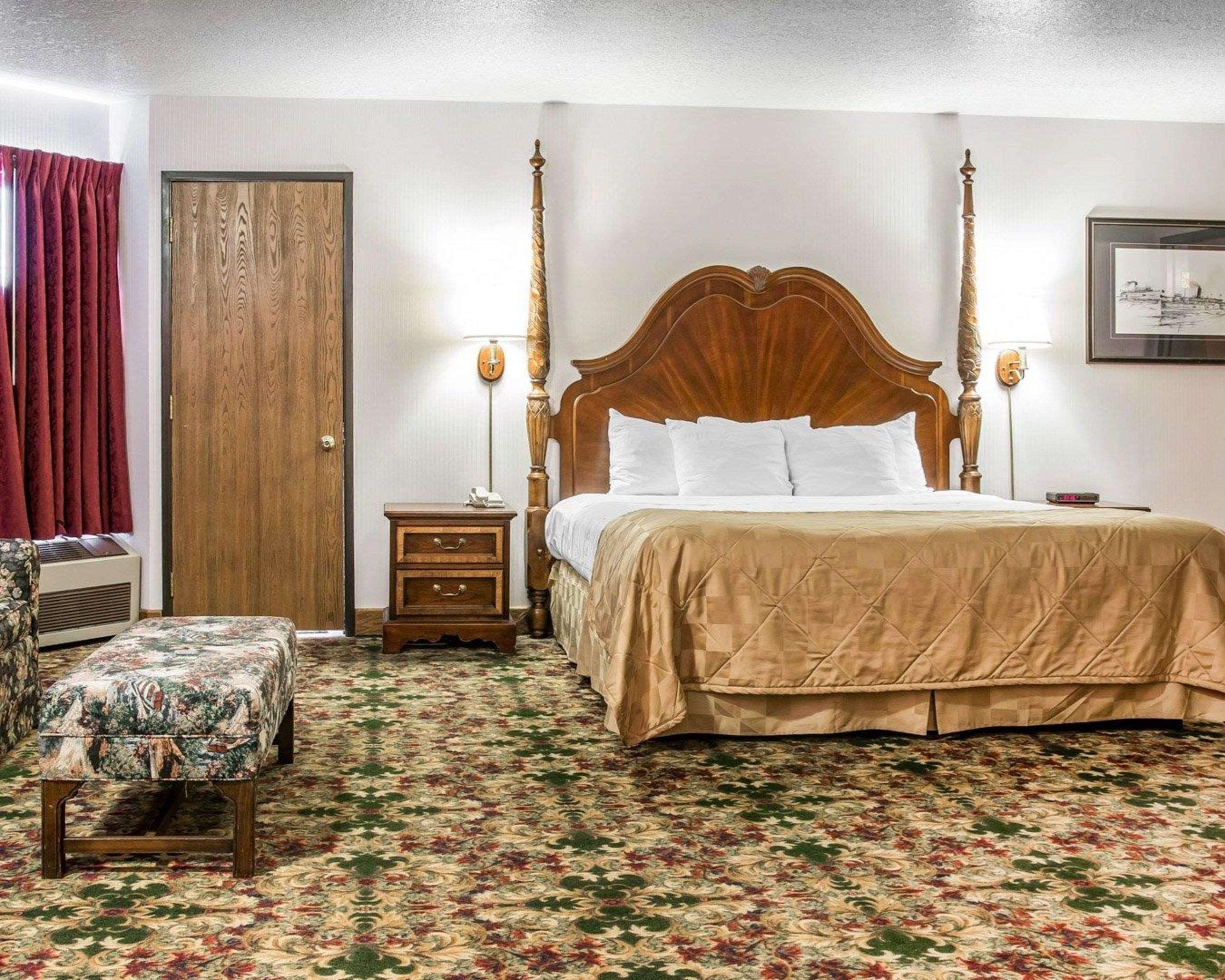 Clarion Hotel Beachfront Mackinaw City Exterior foto