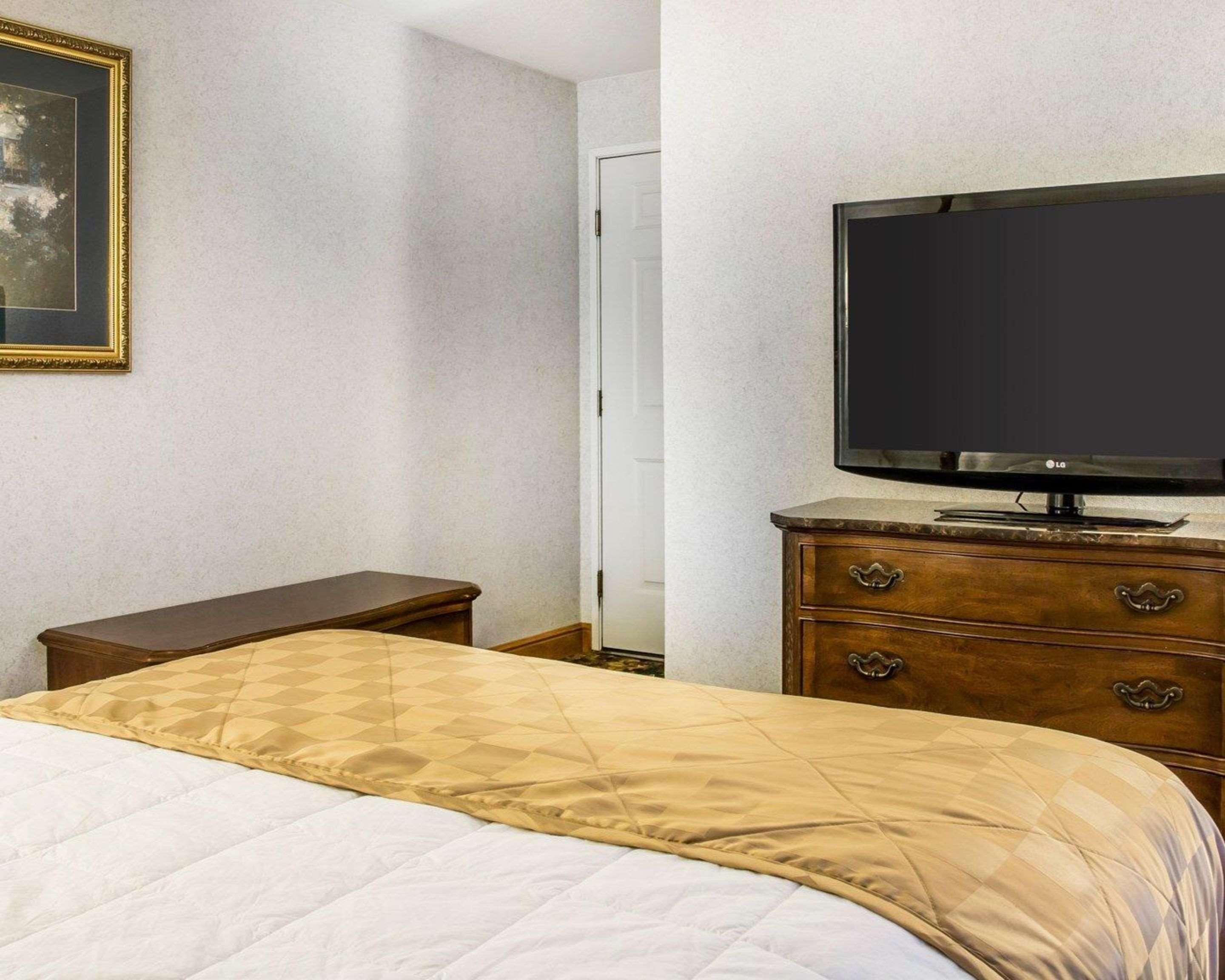 Clarion Hotel Beachfront Mackinaw City Exterior foto
