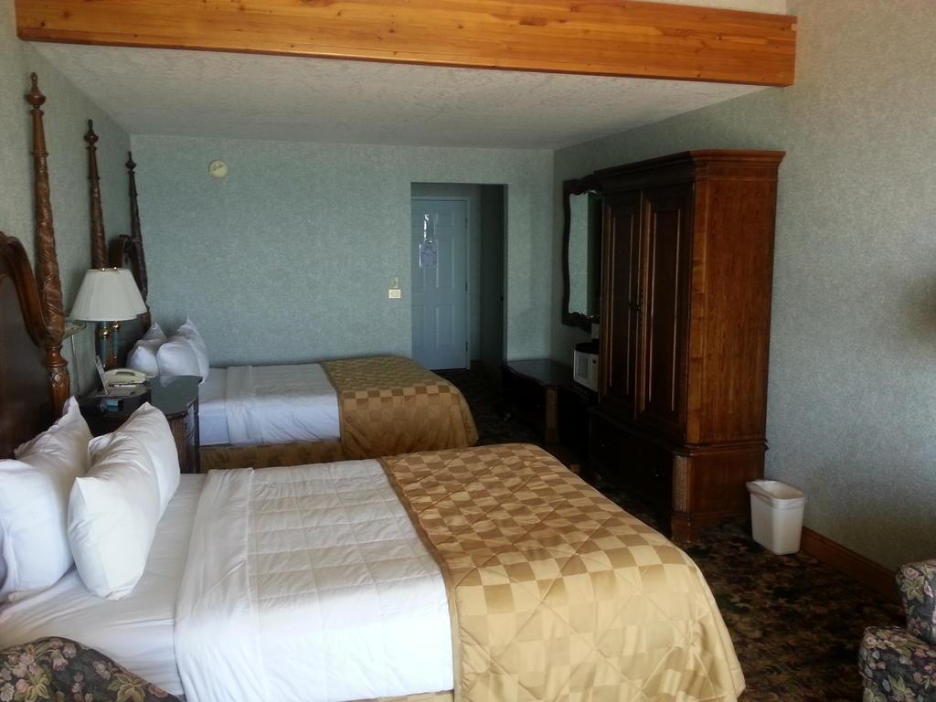 Clarion Hotel Beachfront Mackinaw City Exterior foto