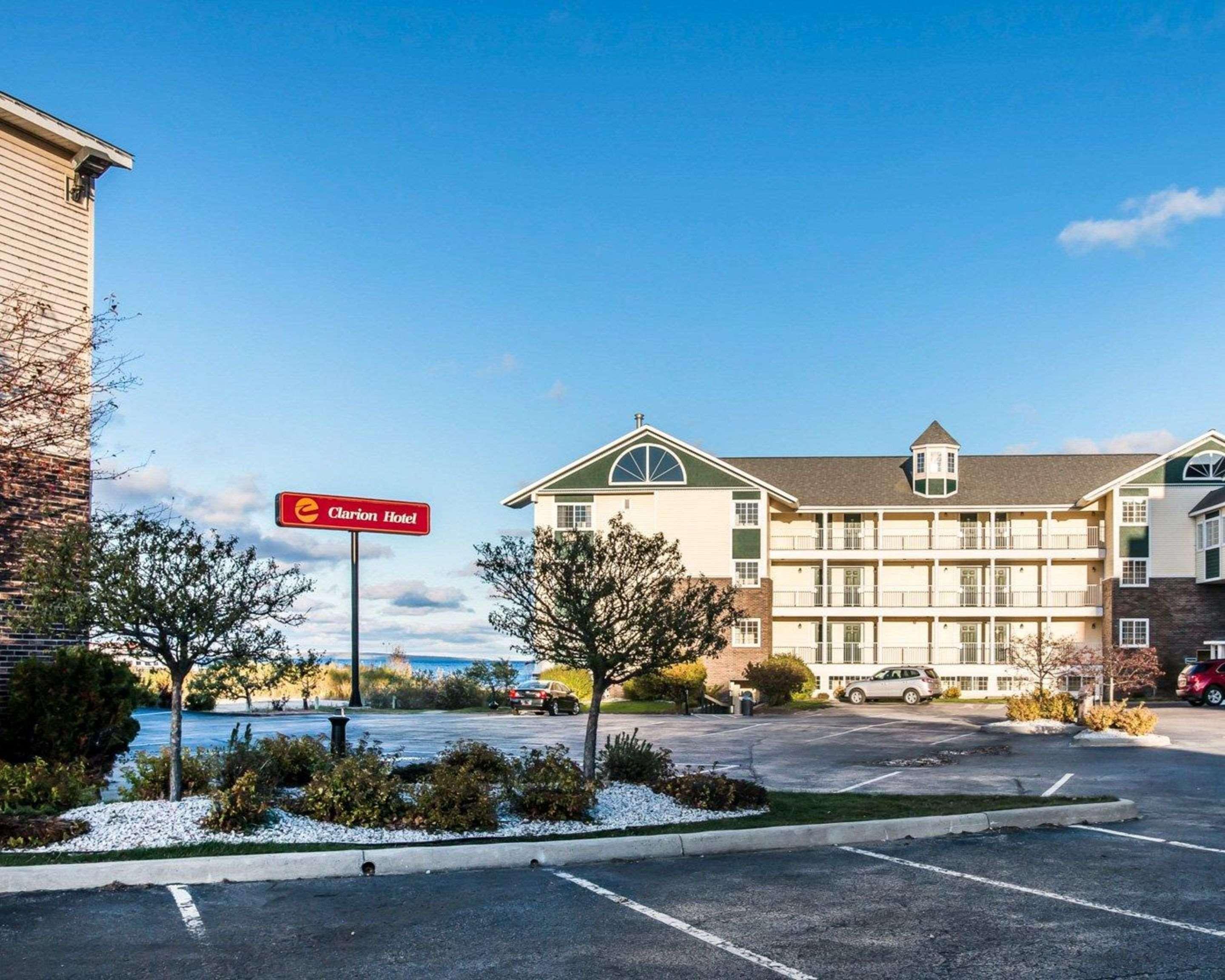Clarion Hotel Beachfront Mackinaw City Exterior foto