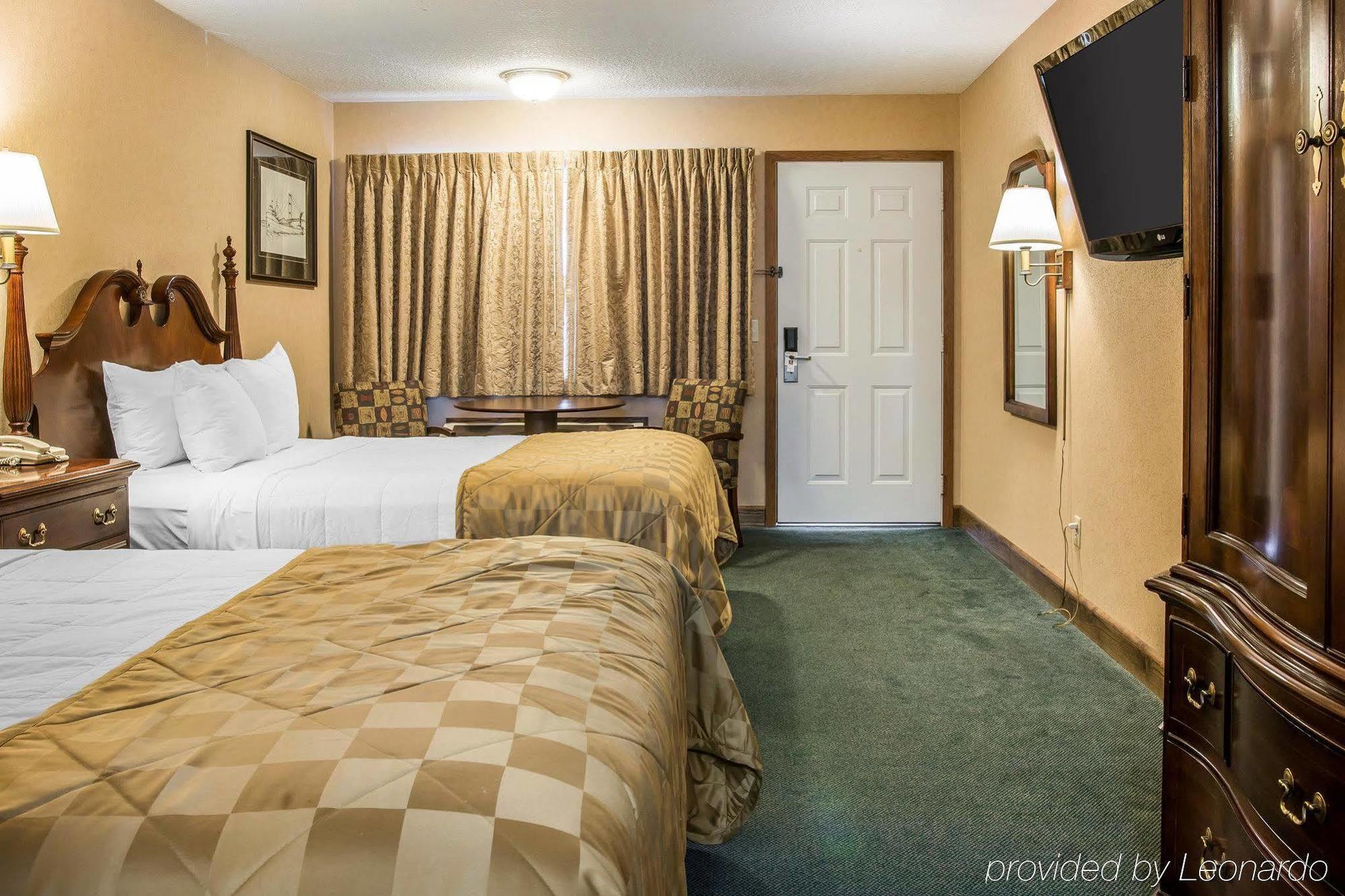 Clarion Hotel Beachfront Mackinaw City Exterior foto