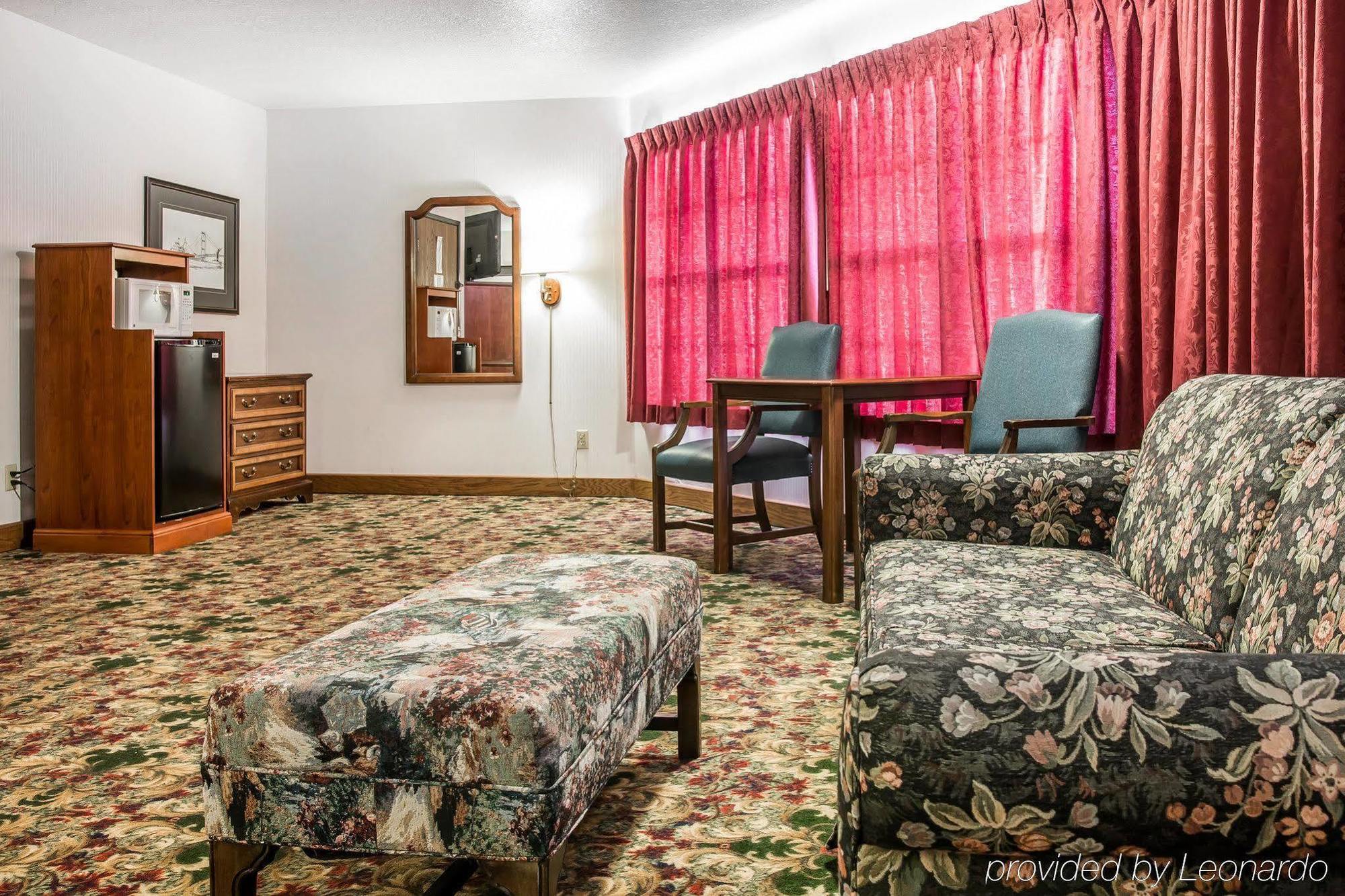 Clarion Hotel Beachfront Mackinaw City Exterior foto
