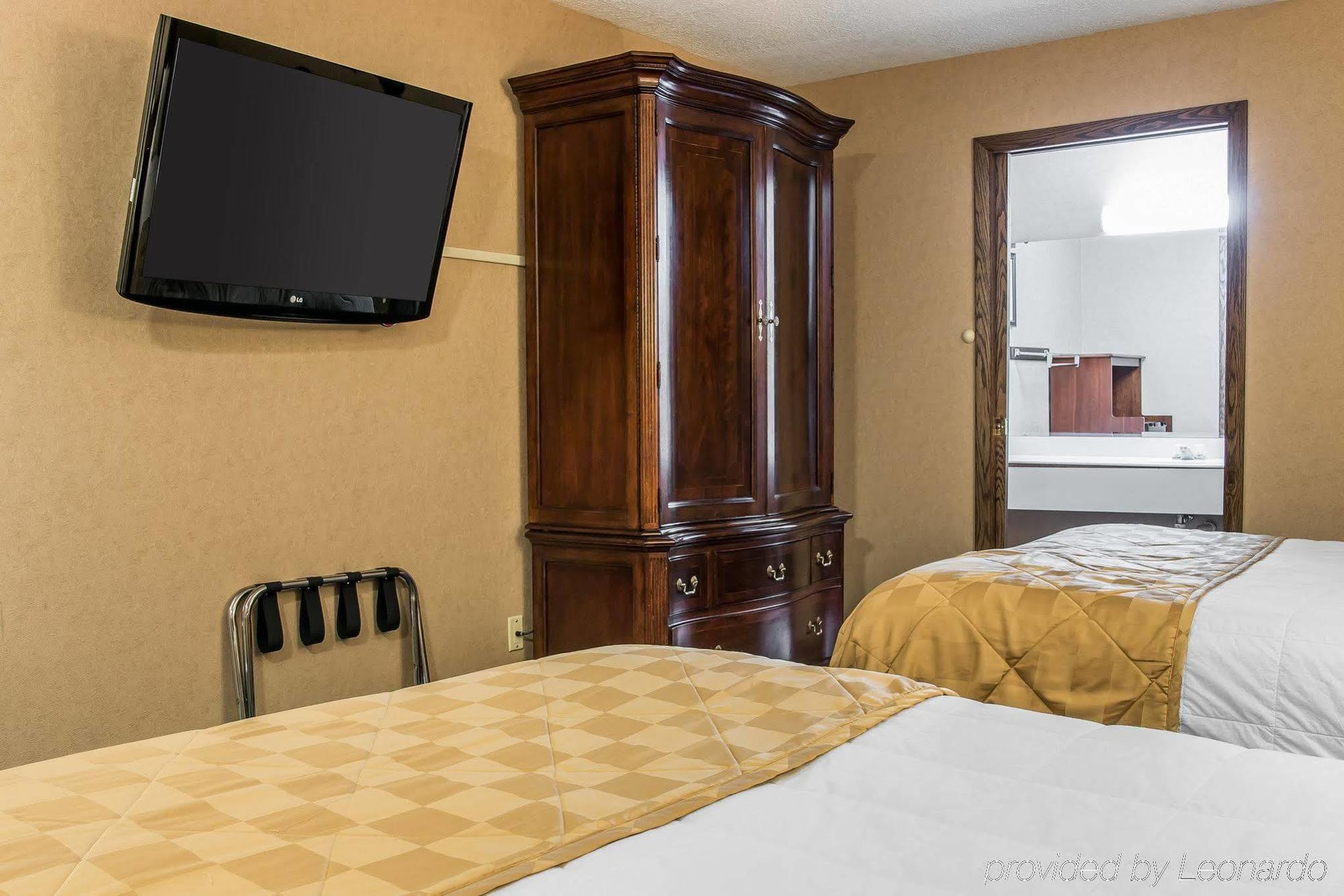Clarion Hotel Beachfront Mackinaw City Exterior foto
